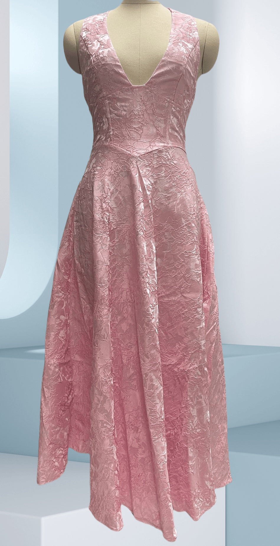 Vestido de corte evasé con detalle floral en la cintura.