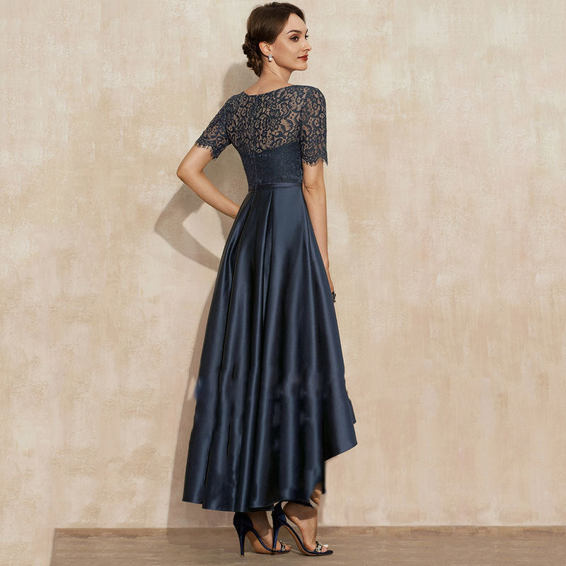 Vestido corto de satén azul marino con encaje y mangas cortas.