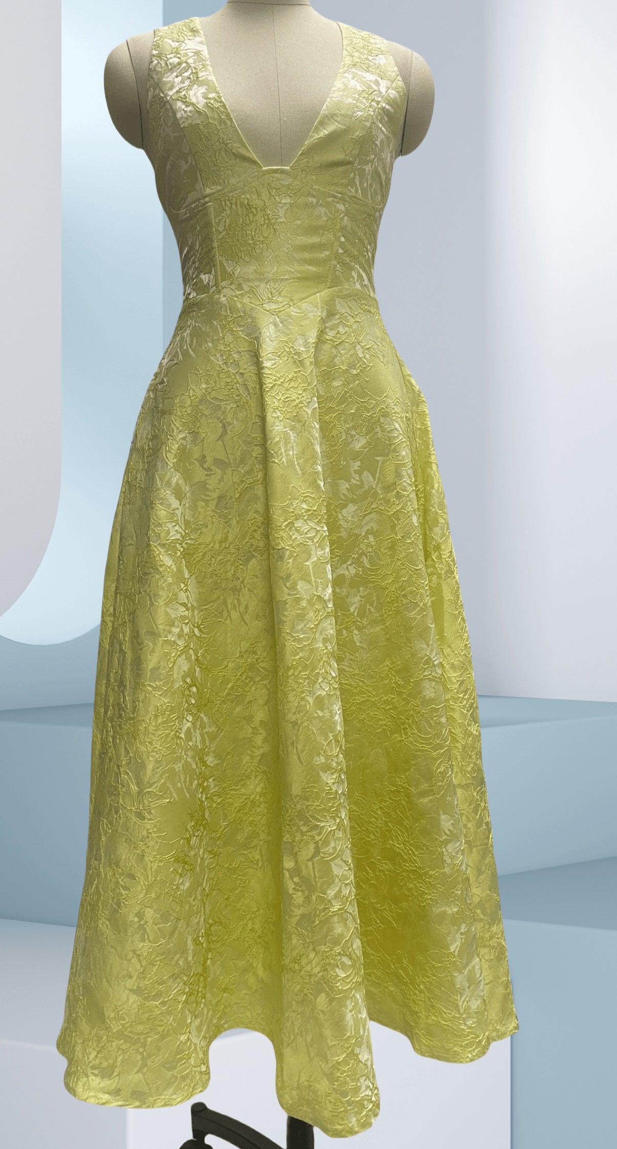 Vestido de corte evasé con detalle floral en la cintura.