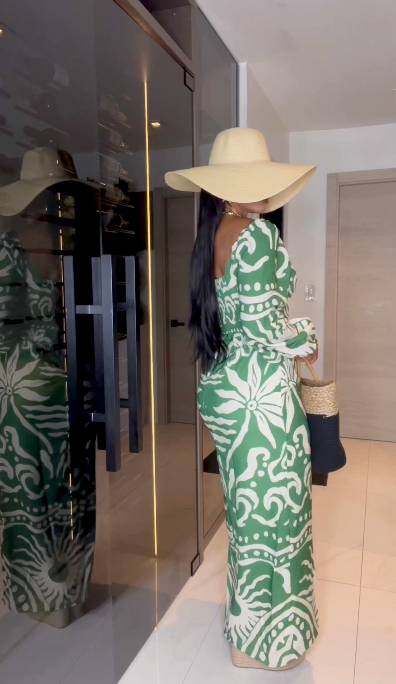 Precioso vestido verde con detalles estampados.