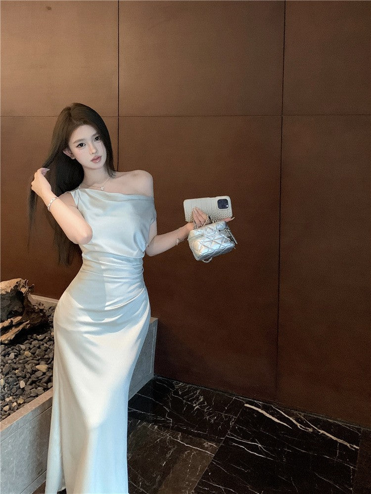 Vestido con cuello de solapa y hombros caídos.