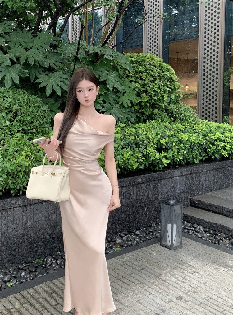 Vestido con cuello de solapa y hombros caídos.