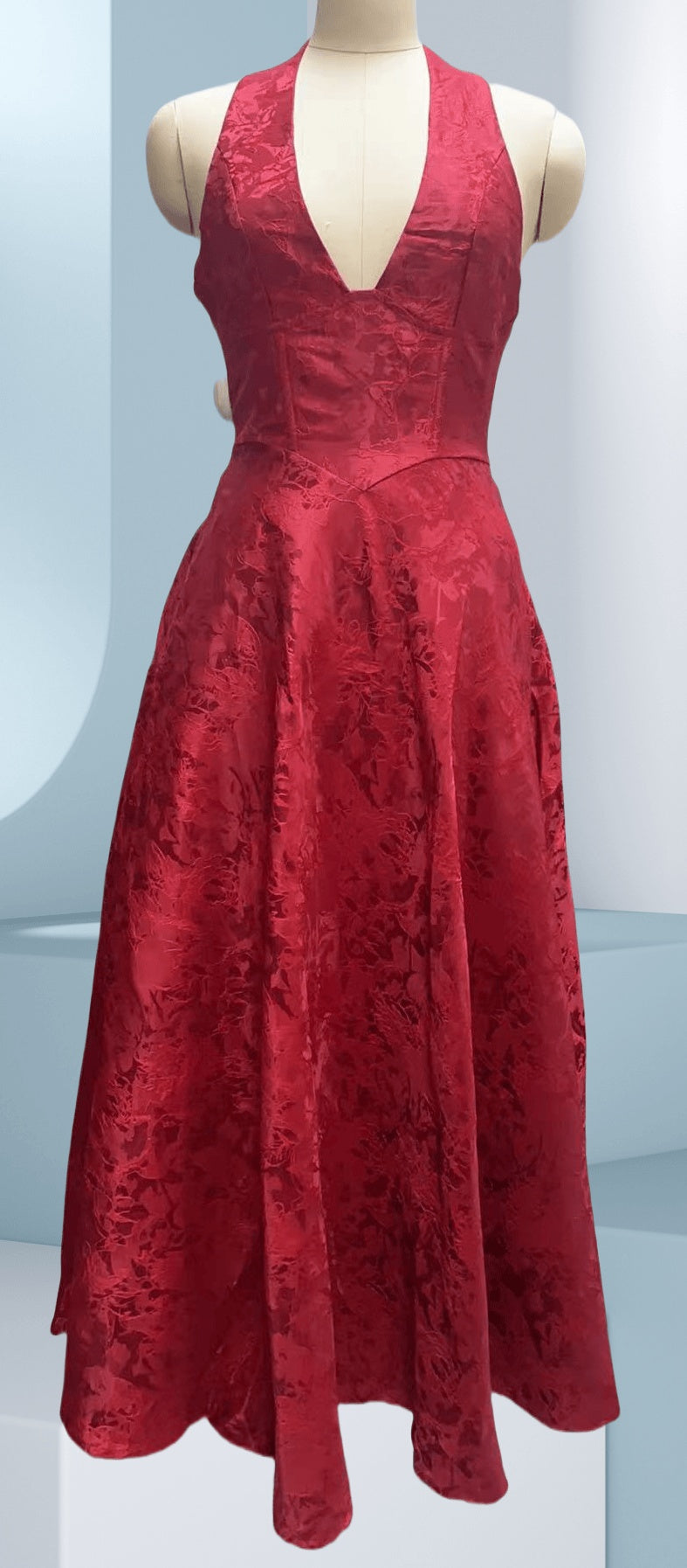 Vestido de corte evasé con detalle floral en la cintura.