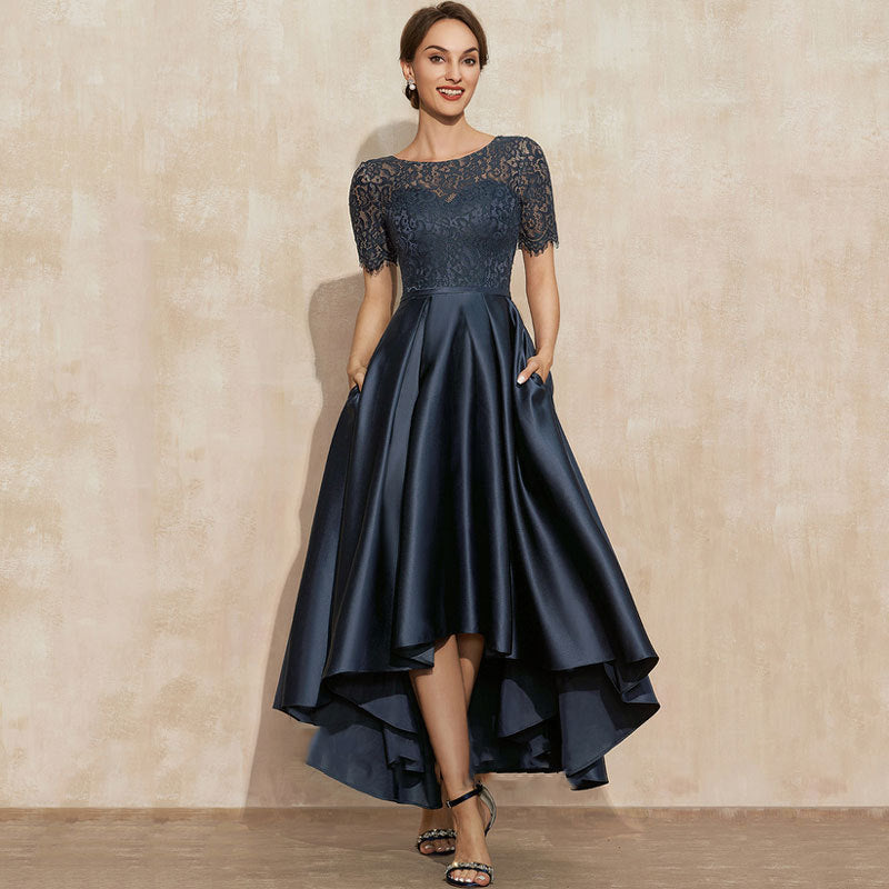 Vestido corto de satén azul marino con encaje y mangas cortas.
