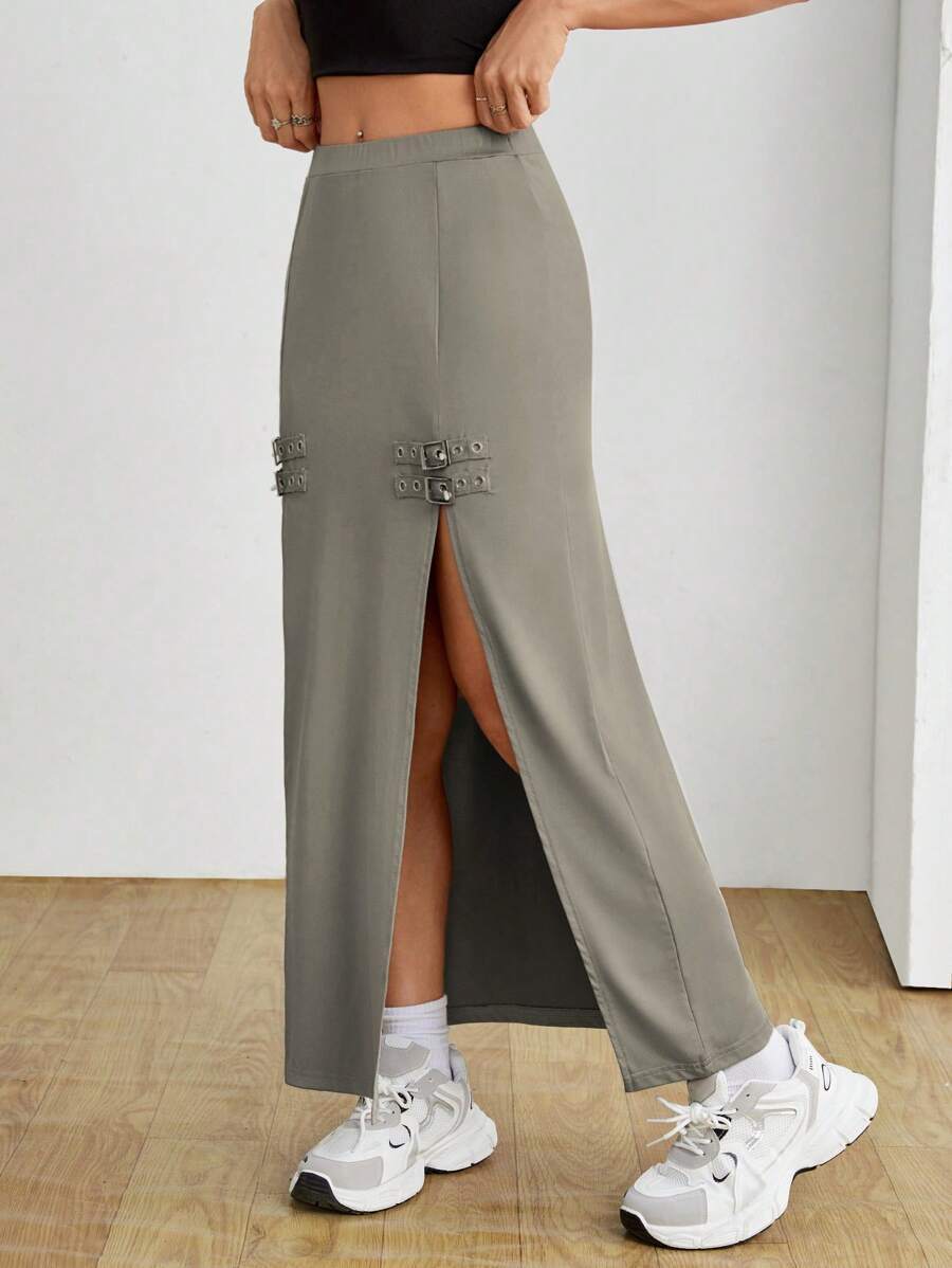 Falda tubo de calle, corte ajustado y abertura lateral alta.